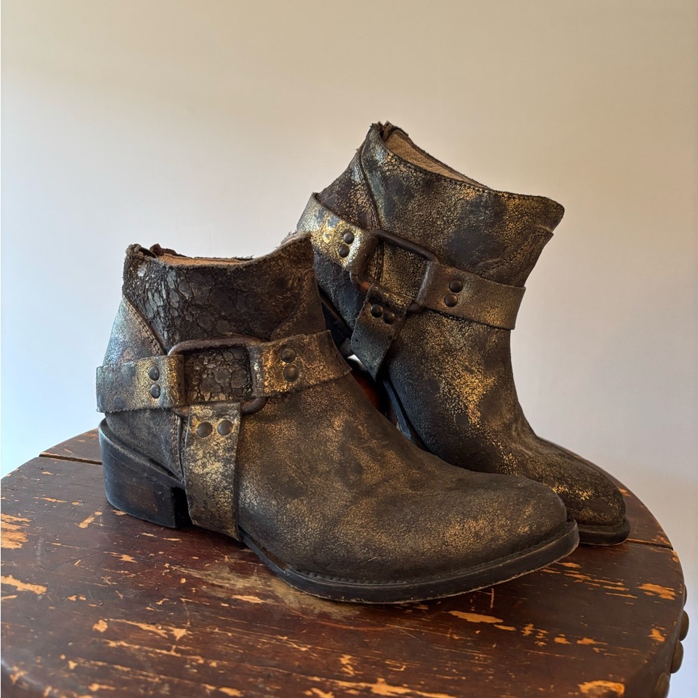 Freebird Phlow by Steven Black and Gold Leather Harness Ankle Boots. W 9. Nice!
